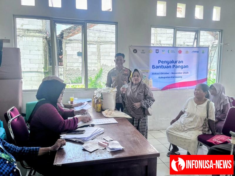 Bripka Ajis Beri Rasa Nyaman Penyaluran Bantuan Pangan 135 KPM Warga Cikampek Kota