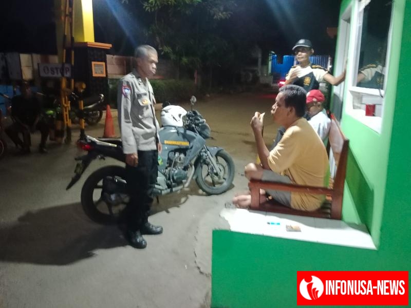 Bhabinkamtibmas Desa Duren Polsek Klari Patroli Sambang Warga di Perum BKP Saat Ronda Malam
