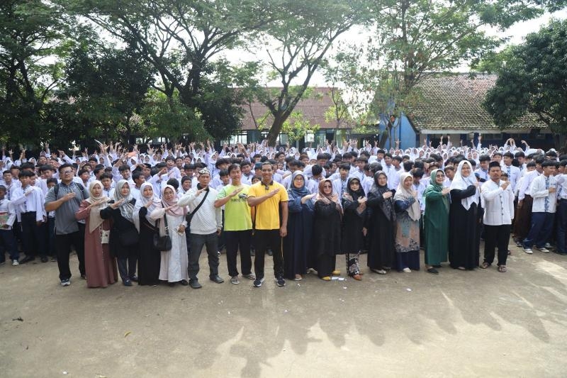 Tidak Hanya Melakukan Aksi Bersih- Bersih, Kapolres Karawang juga Pulihkan Trauma Siswa Pasca Banjir