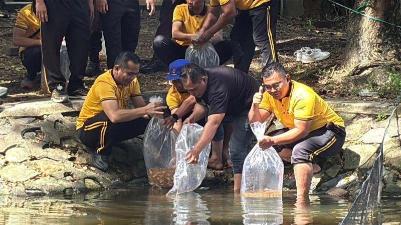 Ditpolairud Polda NTB Dukung Ketahanan Pangan melalui Tabur Benih Ikan di Kolam Loang Baloq