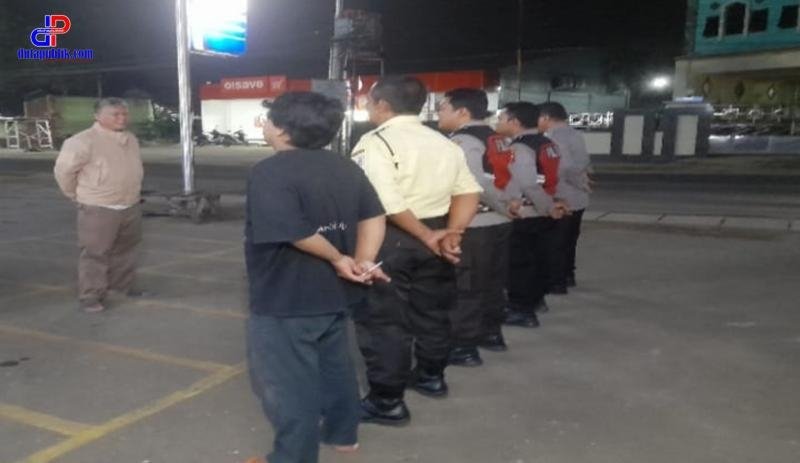 Personel Polsek Lemahabang Laksanakan Apel Persiapan Patroli Prekat Malam