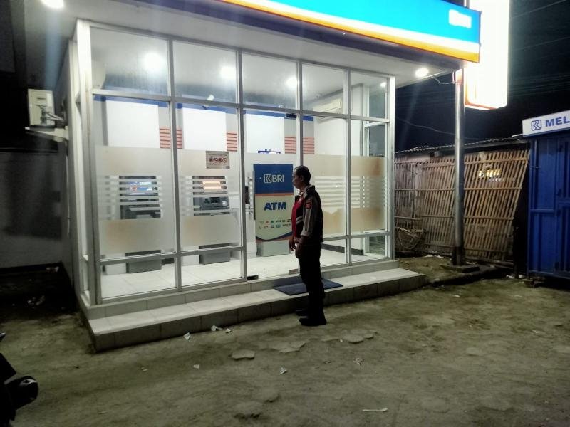 Anggota Polsek Batujaya Ciptakan Keamanan di Bank BRI Unit Batujaya melalui kegiatan Patroli Prekat