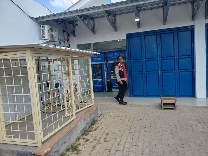 Anggota Polsek Batujaya Ciptakan Keamanan di Bank BJB Unit Batujaya pada siang hari