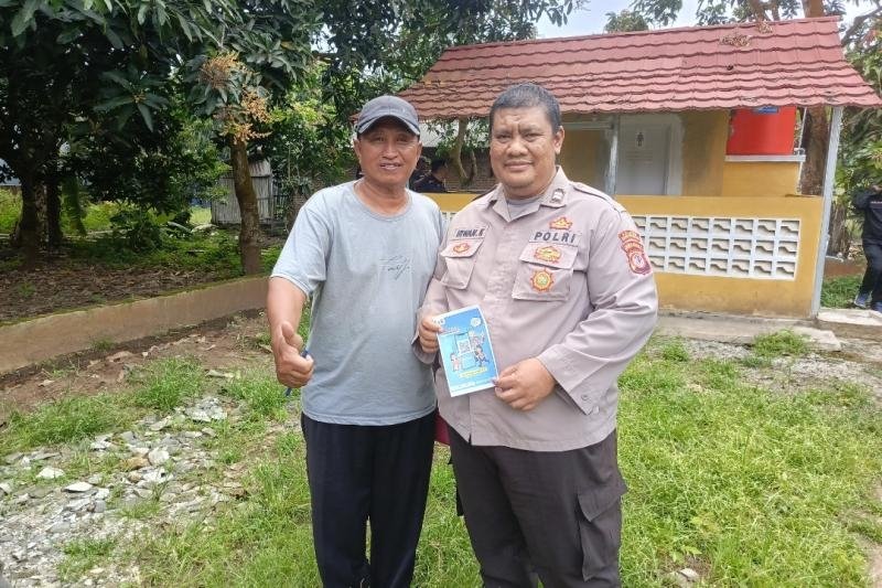 Terus Berupaya Anggota Personil Polsek Tempuran laksanakan Sosialisasi QR Barcode Yanduan Divpropam Polri kepada Masyarakat Binaan