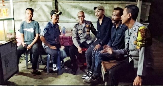 Upaya Polisi Bahas Kondisi Kamtibmas, Anggota Polsek Rengasdengklok Ngawangkong Bareng Bersama Warga