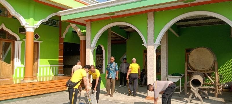 Kapolsek Banyusari dan Anggota Polsek Banyusari Melaksanakan Kegiatan Jumsih di Masjid Al-Falah Polsek Banyusari