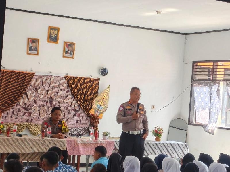 Polsek Klari Jadi Narasumber MPLS, Bekali Siswa SMAN 1 Klari Materi Tata Tertib Lalu Lintas dan Keluarga Sadar Hukum
?