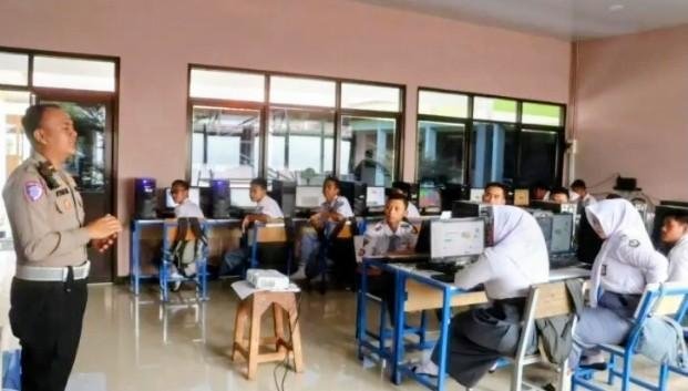 Belajar AI Sejak Dini, Polres Purwakarta Bekali Pelajar Menjadi Generasi Digital yang Cerdas dan Bertanggung Jawab

 