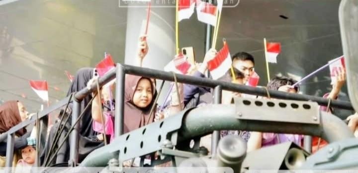 Anak-Anak Bekasi Antusias Menjajal Panzer Anoa di Gebyar Merdeka Nusantara