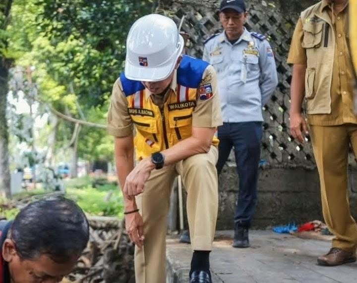 Pedagang Diminta Jaga Trotoar, Dedie Rachim Temukan Saluran Air Dipenuhi Sampah