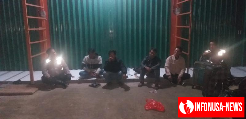 Kanit Sabhara Polsek Batujaya bersama Anggotanya Sambangi Masyarakat Batujaya untuk melaksanakan Kegiatan Ngawangkong