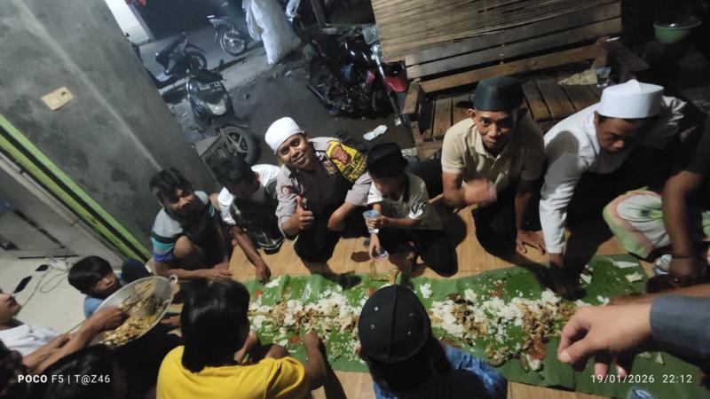 Nyaris Tidak Ada Jarak, Bhabinkamtibmas Polsek Tegalwaru Berbaur dengan Warga Liwetan