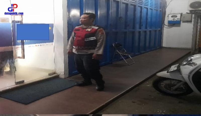 Aipda Agus Rahmat Personel Polsek Lemahabang Laksanakan Patroli Prekat Malam Di Obyek Vital