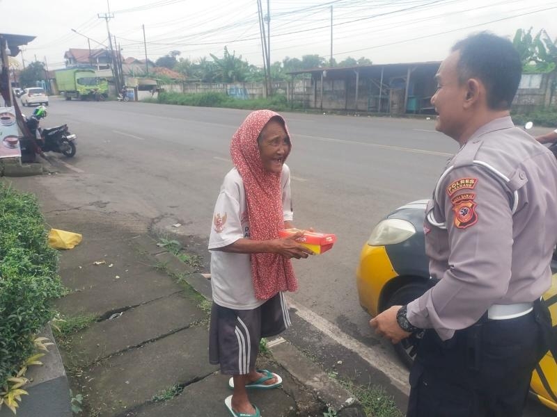 Rutin Polsek Kotabaru Laksanakan Kegiatan Sosial Jumat Berkah