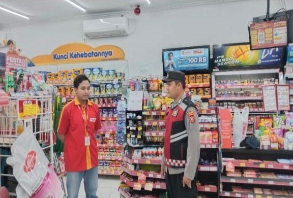Bripka Satim Lakukan Giat Patroli Perekat Supermarket Alfamart Gempol Guna Antisipasi Kejahatan