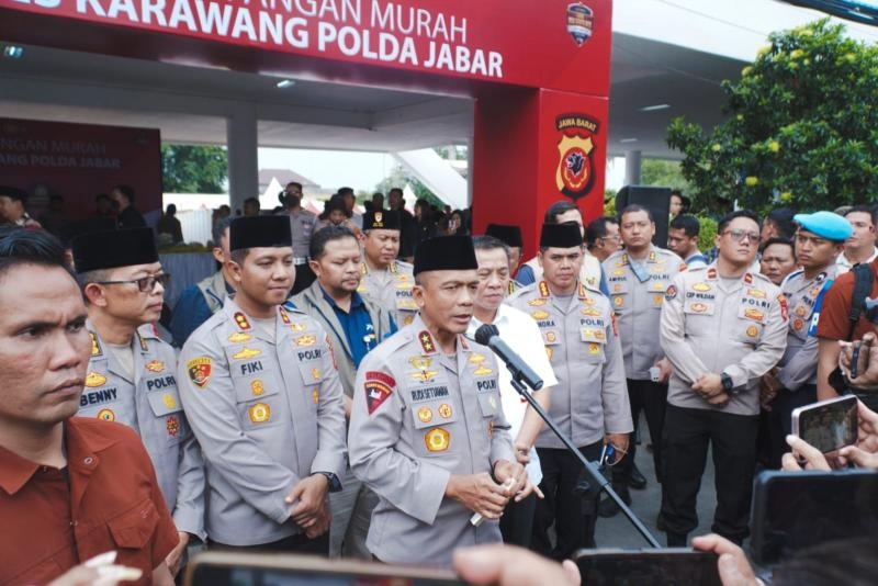 Kapolda Jabar Buka Bazar Pangan Murah di Karawang, Warga Antusias
