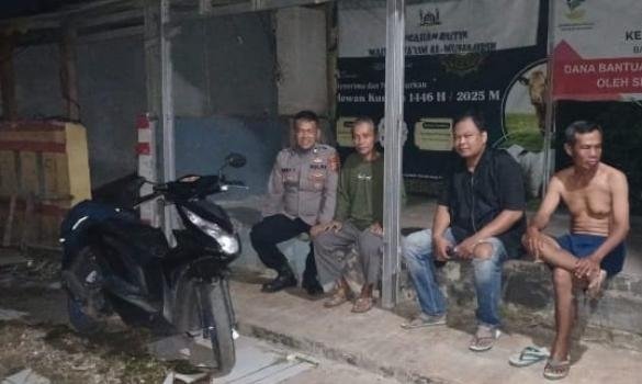 Bhabinkamtibmas Polsek Klari Sambangi Warga Desa Belendung Saat Patroli Pemukiman