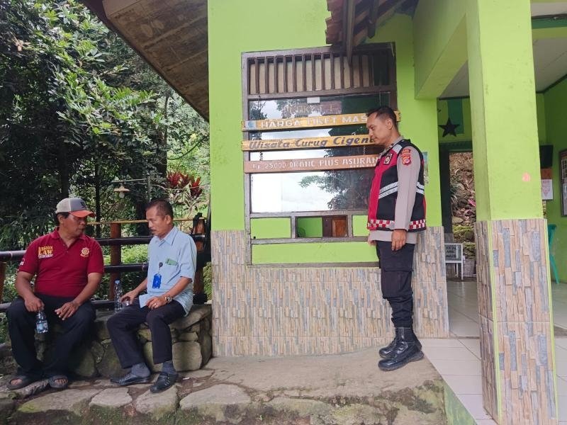 Pastikan Pengunjung Aman, Personil Polsek Tegalwaru Patroli Siang Monitor Objek Wisata Curug Cigeuntis