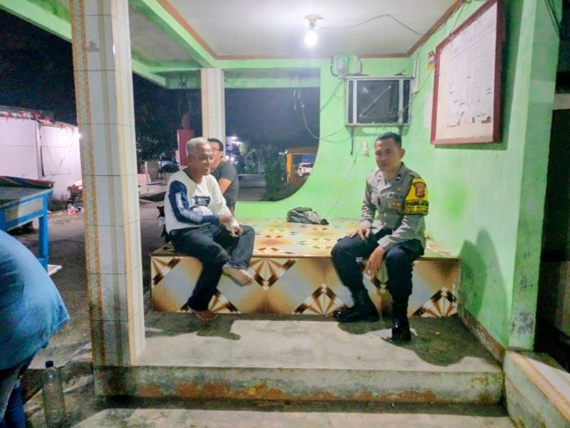 Bhabinkamtibmas Mulyasari Polsek Ciampel Melaksanakan Ngawangkong bersama masyarakat di Wilayah Desa Mulyasari