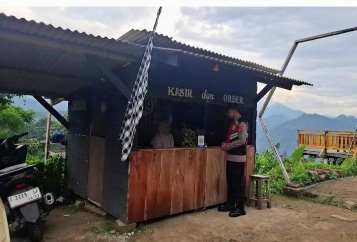 Personil Polsek Tegalwaru Patroli Malam Periksa Sarana Perbankan di Loji Pastikan Aman