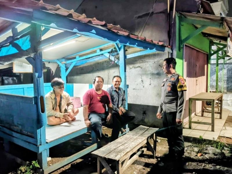 Bhabinkamtibmas Polsek Klari Desa Gintungkerta Sambangi Petugas Jaga Ronda Malam