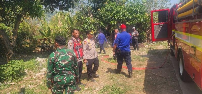 Kebakaran Lahan Kosong, Sigap...!!! Kapolsek Klari Bantu Pemadaman Api bersama Tim Damkar