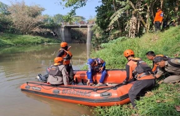 Hari Pertama Pencarian Korban Diduga Tenggelam di Cilamaya Wetan, Tim SAR Gabungan Sisir Aliran Irigasi