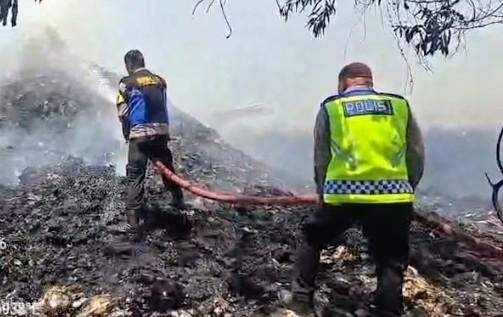 Kebakaran Lahan Kosong di Klari, Respons Cepat Polisi Cegah Api Meluas