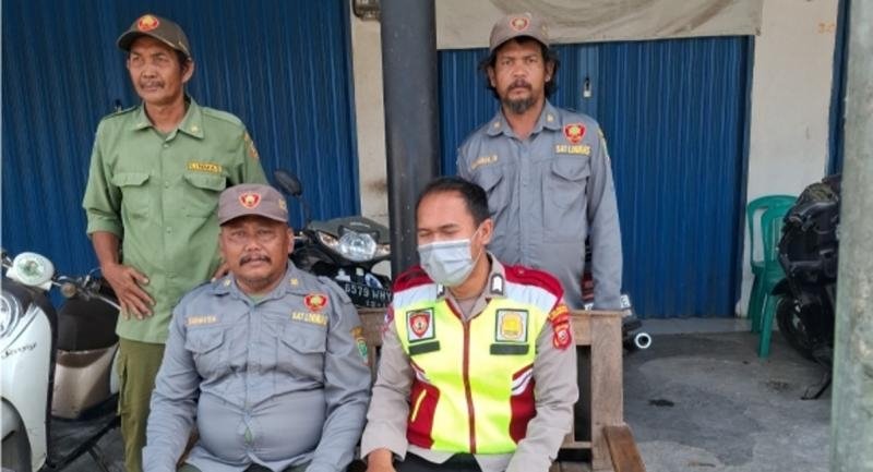 Bhabinkamtibmas Polsek Lemahabang Gelar Jumat Curhat Bersama Anggota Linmas
