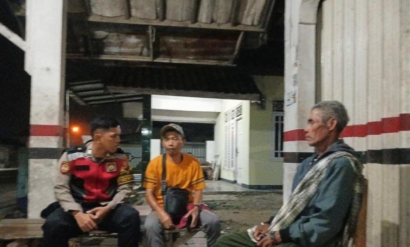 Pak Bhabinkamtibmas Polsek Telagasari Sebar Himbauan Kamtibmas Kepada Warga Dalam Giat Sambang