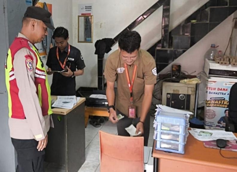 Personil Polsek Tegalwaru Sambangi Kantor FIF Loji Pada Patroli Siang Ingatkan Warga Waspada