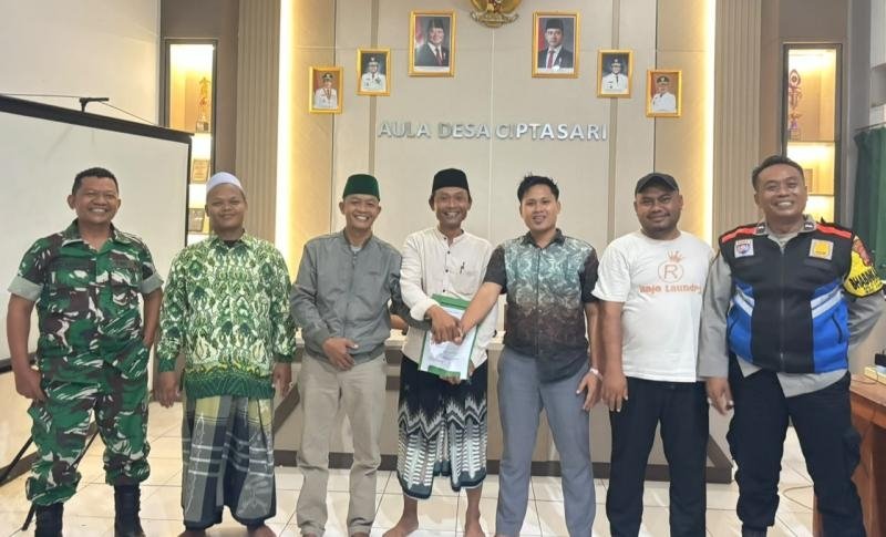 Polsek Pangkalan Bersama TNI Kawal Penyerahan Hasil Penelitian Administrasi Pilkades Ciptasari