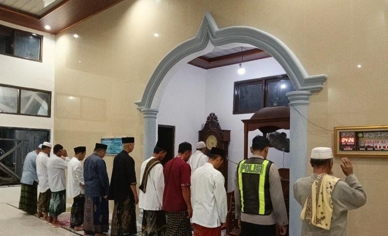 Bhabinkamtibmas Bareng Warga Desa Ciptasari Laksanakan Sholat Subuh Berjamaah di Masjid Al Falah