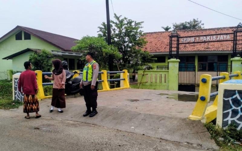 Personil Polsek Pakisjaya Gatur Lalin Di Sejumlah Titik Rawan Kemacetan