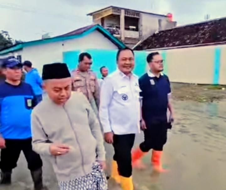Di Tengah Banjir Karawang, Wakil Bupati Maslani Pastikan Negara Hadir dan Santri Tetap Bersemangat 