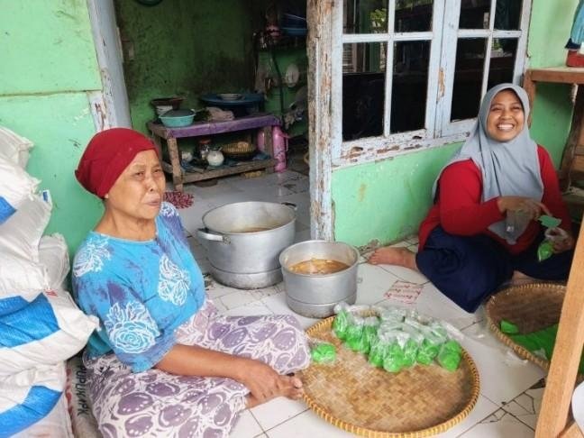 Setia Menjaga Rasa Tradisi, Mak Iyoh Bertahan Menjual Jajanan Sunda di Usia Senja 