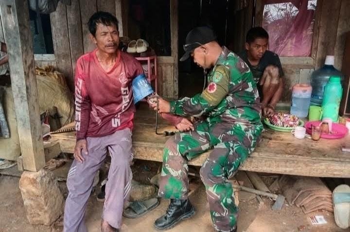 Tak Hanya Bangun Rumah, Satgas TMMD ke-130 Kodim 0622 Sukabumi Hadir Berikan Perhatian Kesehatan Warga