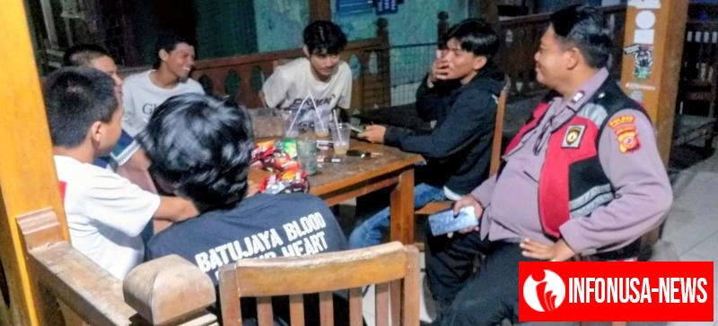 Aiptu Dadang Kanit Sabhara Polsek Batujaya melaksanakan Giat Ngawangkong pada malam hari