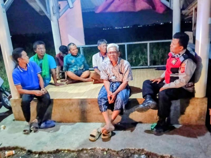 Aipda Dian Bhabinkamtibmas Polsek Telagasari Giatkan Siskamling Bersama Warga Binaan