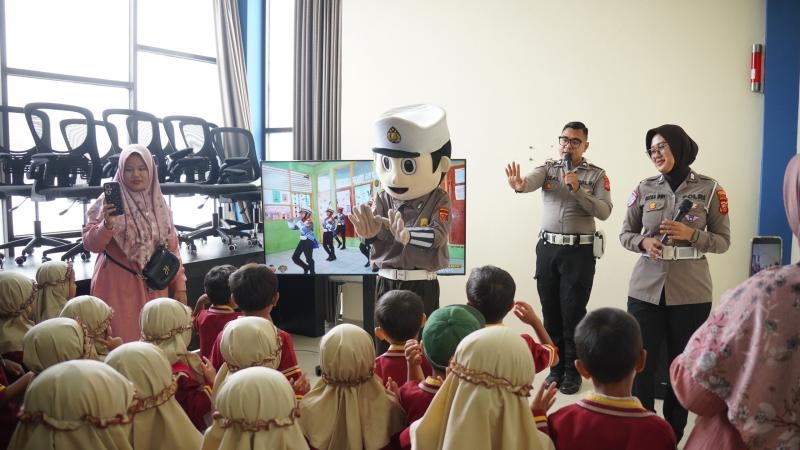 Tanamkan Disiplin Sejak Usia Dini, Satlantas Polres Karawang Sambut Ceria Kunjungan PAUD Al-Jamaal