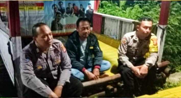 Bahas Kondisi Kamtibmas, Patroli Polsek Rengasdengklok Ngawangkong Bareng Petugas Ronda