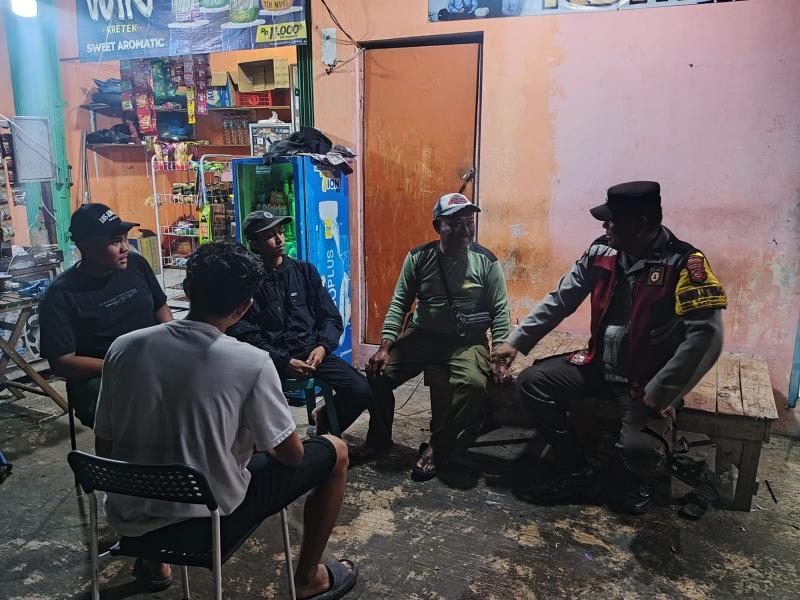 Anggota Polsek Batujaya Sambangi Masyarakat Desa Batujaya pada malam hari