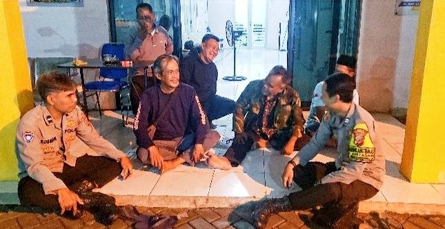Bahas Kondisi Kamtibmas, Anggota Patroli Polsek Rengasdengklok Ngawangkong Bareng Petugas Ronda