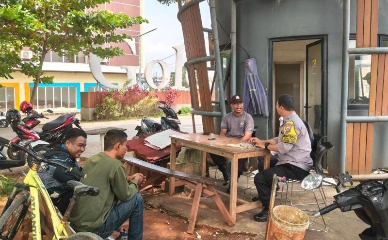 Bhabinkamtibmas Laksanakan Patroli Dialogis, Ngobrol Santai Bareng Warga Dusun Jenebin