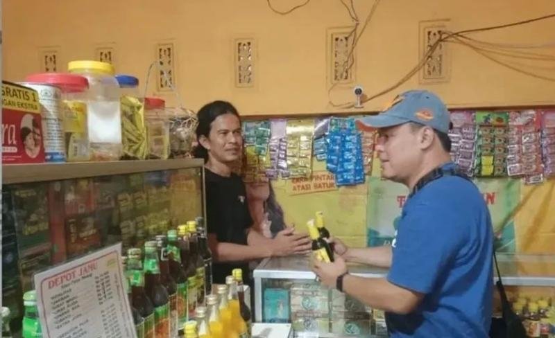 Terus Gencar Lakukan Kring Serse Polsek Banyusari Datangi Toko Jamu Temukan Miras 2 Botol Kecil
