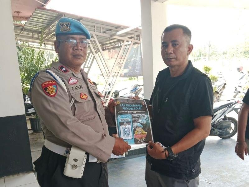 Polsek Banyusari Melaksanakan Sosialisasi QR Barcode ke Masyarakat Pengaduan Divisi Propam Polri di Wilayah Binaan