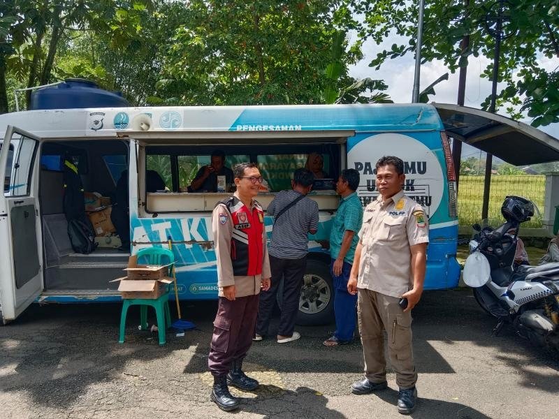 Personil Polsek Tegalwaru Patroli Siang Sambang Warga di Pelayanan Mobile Samsat Karawang Edukasi Waspada