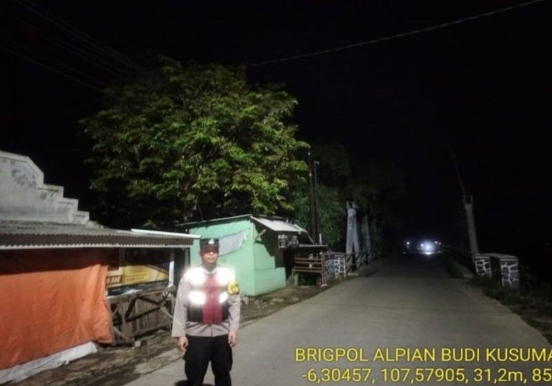 Anggota Prekat Polsek Banyusari Getol Laksanakan Giat Patroli Jalan Raya Antisipasi Kejahatan