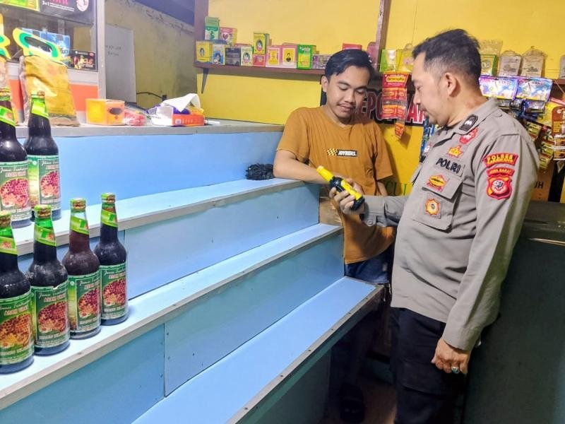 Anggota Polsek Tirtajaya melaksanakan Giat Cipta Kondisi KRYD di wilayah Hukum Polsek Tirtajaya