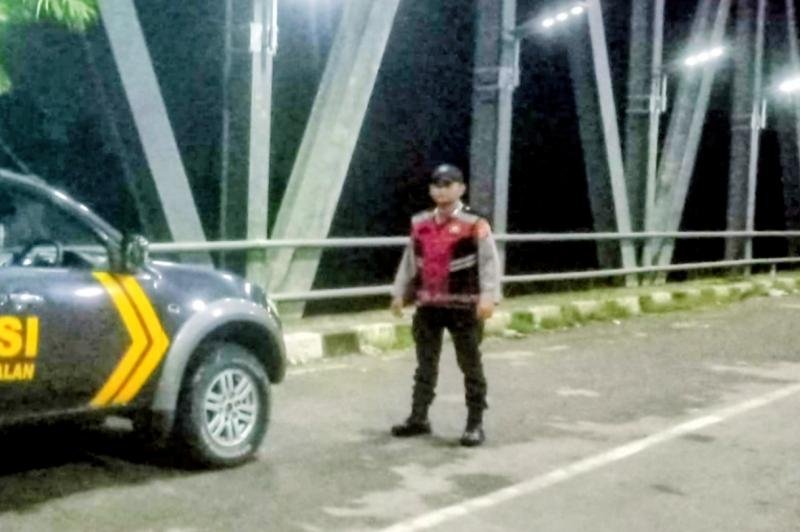 Polsek Pangkalan Lakukan Patroli Perintis Guna Cegah Aksi Kejahatan Jalanan di Wilayah Perbatasan
